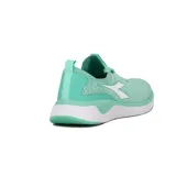 Championes deportivos Diadora modelo Adriatic para mujer, color verde menta y blanco. Presentan un tejido de punto transpirable, cordones planos y un logo Diadora blanco en el lateral. La suela es gruesa, blanca con textura de puntos y detalles en verde menta.