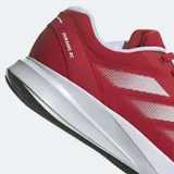 Championes de running Adidas modelo Duramo RC en color rojo, con las icónicas tres tiras laterales en blanco. Diseñados con una parte superior de malla transpirable, forro interno textil y mediasuela de EVA para mayor amortiguación.
