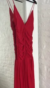 Vestido largo rojo de microtul, con breteles finos, escote en V y fruncido en el busto.