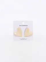 Par de aros colgantes con forma de corazón color crema con borde dorado.
