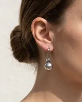 Caravanas colgantes de acero inoxidable con diseño de gancho tipo alfiler y esfera metálica pulida.
