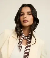 Pañuelo de satén con estampado de cebra en tonos marrón oscuro y beige. Accesorio de moda para el cabello.