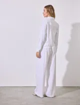 Camisa tipo campera de lino marca Dash, color blanco, con cierre frontal de botones, cuello camisero y bolsillos con solapa en el pecho.