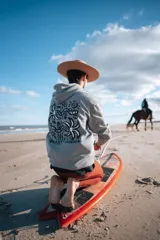 Hoodie gris con estampado abstracto en negro.