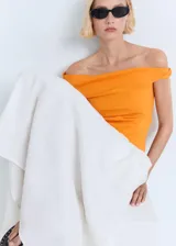 Top naranja de diseño asimétrico sin mangas, con escote palabra de honor y detalle fruncido en el lateral.