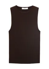 Top marrón oscuro de punto fino, sin mangas, con cuello redondo y tirantes anchos, de corte entallado y diseño recto.