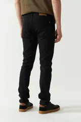 Jean clásico de hombre, corte regular, con logo bordado, grifa de cuero y pasacinto.