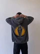 Hoodie con cierre frontal y efecto acid wash, color negro, con capucha con cordón ajustable, bolsillos tipo canguro y estampado frontal con texto "WAKE UP K ® IND" y un diseño de calavera.