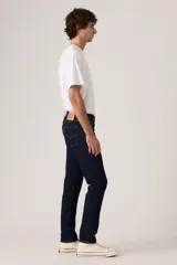 Jean de corte slim fit en color azul oscuro, con diseño clásico de cinco bolsillos, cierre de cremallera y botón metálico.