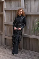Campera de eco cuero negro con solapas anchas, cierre diagonal metálico y detalle de múltiples ojalillos metálicos distribuidos en el frente y las mangas.