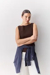 Top de tejido acanalado con cuello bote y calce al cuerpo.