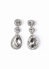 Aros colgantes plateados con strass, compuestos por tres piezas circulares y una pieza en forma de lágrima.