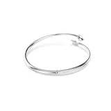 Gargantilla rígida bañada en rodio con diseño de flecha de Cupido, adornada con cristales transparentes y cierre de bisagra.