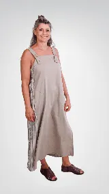 Vestido midi de lino y algodón color beige, de corte amplio y silueta acampanada, con tirantes anchos ajustables mediante botones, bolsillos laterales appliqués y paneles laterales con diseño de rayas.