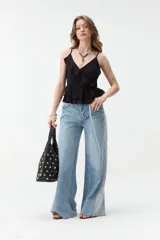 Jean de corte wide leg, tiro medio y diseño clásico en color celeste, con bolsillos traseros y trabillas para cinturón.