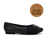 Zapato casual de cuero negro, tipo ballerina, con elástico en el empeine y hebilla decorativa.