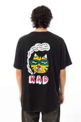 Remera negra de algodón con estampa en la espalda de un gato amarillo con anteojos y cigarrillo, con la palabra "RAD" debajo.