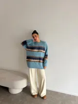 Pantalón de corte recto y holgado, confeccionado en tejido de viscosa con interior de felpa, con cintura elástica.