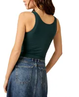 Musculosa corta color durazno, sin costuras, de escote alto y tela elástica suave.