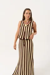 Chaleco tejido a rayas verticales color chocolate y amarillo, con escote en V y cierre con ganchitos.