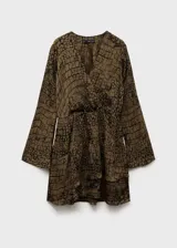 Vestido corto con cuello en V cruzado, mangas largas acampanadas y falda con volantes en el bajo. Presenta un estampado de textura tipo reptil en tonos marrones y negros, con cintura entallada.