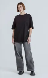 Remerón negro de corte extra oversize con hombros caídos, cuello redondo rib al tono y doble costura. Confeccionado en algodón premium americano suave.