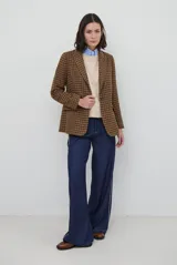 Blazer de paño con estampado de cuadros en tonos marrones, con solapas clásicas, hombreras, cierre frontal con un botón y botones decorativos en los puños.