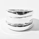 Anillo ancho de plata 925 con diseño moderno y minimalista.