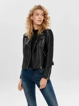 Campera biker corta de cuero sintético negro con cierre frontal asimétrico, solapas con muesca, bolsillos con cierre y detalles acolchados en las mangas.