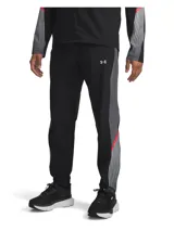 Pantalón deportivo Under Armour, modelo Velociti Storm, de color negro con paneles laterales en gris y detalles en rojo. Presenta un diseño ergonómico con pinzas en las rodillas, cintura elástica con cordón interno, bolsillos laterales y cremalleras en los tobillos.