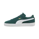 Championes urbanos Puma Suede Classic, color verde oscuro con la icónica franja lateral en blanco. Confeccionados en gamuza de alta calidad, cuentan con suela de goma blanca y detalles dorados en el lateral.
