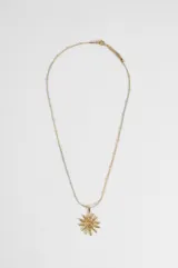 Collar de acero dorado con cadena fina y dije en forma de sol con diseño en espiral.