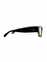 Lentes de sol con montura cuadrada de color negro y cristales amarillos. Presentan un diseño de líneas angulosas y montura superior plana.