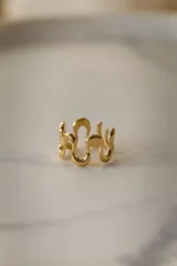 Anillo ajustable de acero quirúrgico hipoalergénico, con diseño ondulado o de ondas.