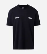 Remera de algodón con corte relajado, cuello redondo y mangas cortas. Presenta un estampado gráfico en la espalda con diseño de tocadiscos y tipografía estilo urbano.