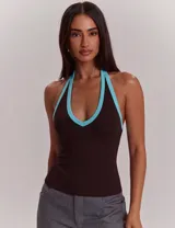Top halter marrón con escote en V y detalles en celeste en los bordes, de corte entallado y espalda descubierta.