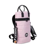 Matera estilo mochila color verde militar, confeccionada en nylon acolchado con detalles en símil cuero negro. Cuenta con tapa con cierre metálico, bolsillo interno, asas de mano y correa extensible para llevar al hombro o cruzada.