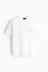 Remera de algodón de corte holgado con cuello redondo y hombros caídos. Presenta un estampado minimalista con el nombre Claude Monet en el pecho.