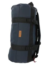 Bolso de viaje RKF color azul navy, fabricado en poliéster reciclado resistente al agua. Cuenta con amplio compartimento principal, múltiples bolsillos con cierre impermeable, asas de mano y correas ajustables para llevar como mochila.