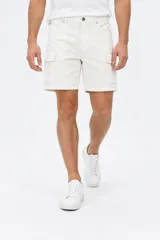 Bermuda cargo color natural, con bolsillos laterales con solapa y cierre frontal con botón y bragueta.
