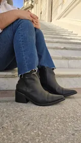 Botas cortas de cuero color blanco marfil con punta fina texturizada estilo reptil y taco cuadrado de madera de 6 cm.