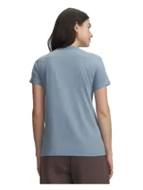 Remera Under Armour UA Rival Core de manga corta y cuello redondo, color celeste, confeccionada en tejido supersuave con mezcla de algodón, poliéster y elastano, diseñada con ajuste cómodo y elástico para mayor libertad de movimiento.