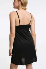 Camisón negro de microfibra, con tirantes finos regulables, escote corazón con detalle de encaje y frunce frontal, y falda corta fluida.