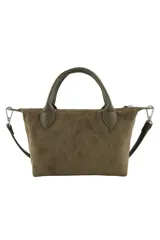 Cartera tipo bolso de mano color marrón, confeccionada en material con textura de gamuza. Presenta doble asa superior, correa larga ajustable y extraíble, y un detalle decorativo de labios en el frente junto al logo de la marca.