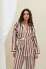 Camisa de manga larga con estampado de rayas verticales en color marrón y blanco, con cuello clásico y cierre frontal de botones.