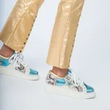 Championes de cuero blanco con detalles metalizados en turquesa y dorado, paneles con estampado de piel de serpiente y estrella lateral.