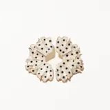 Par de caravanas con forma de abanico, color blanco con lunares negros y borde dorado.