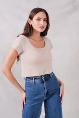 Top color beige de lurex, corte crop y mangas cortas.