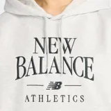 Canguro con capucha de New Balance, confeccionado en felpa de algodón cepillada color gris melange. Presenta un ajuste holgado, bolsillo frontal tipo canguro, cordones en la capucha y un diseño gráfico bordado con el logo de la marca en el centro del pecho.