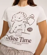 Remera de algodón con cuello redondo y manga corta. Presenta un diseño estampado en el frente con un dibujo de un perro y la inscripción Coffee Time.